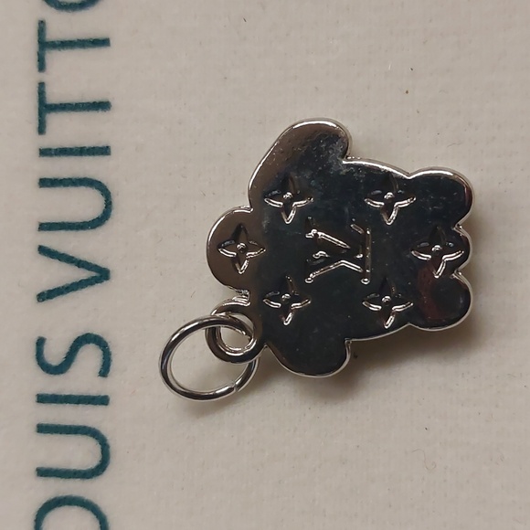 LV Yellow Turtle Charm Pendant Necklace - Picture 3 of 3